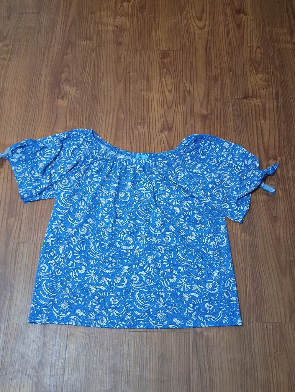 CeCe Blue White Floral Sleeve Cutout Top S
